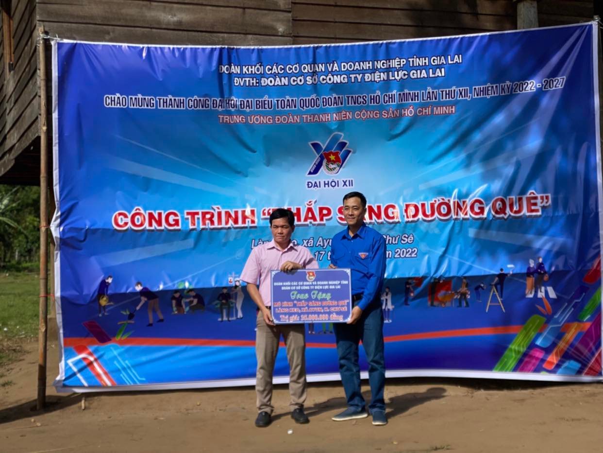PC Gia Lai thực hiện chương trình “Thắp sáng đường quê” tại làng Keo (xã Ayun, huyện Chư sê) - Ảnh 2.