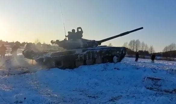 Xe tăng Belarus chuyển sang trạng thái 'sẵn sàng chiến đấu' gần biên giới Ukraine - Ảnh 1.
