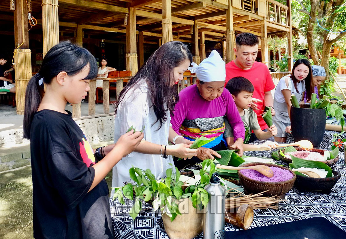 Thung lũng du lịch hot nhất Hòa Bình, thấy vô số nhà tựa nhà cổ, làng cổ của người Thái - Ảnh 1.