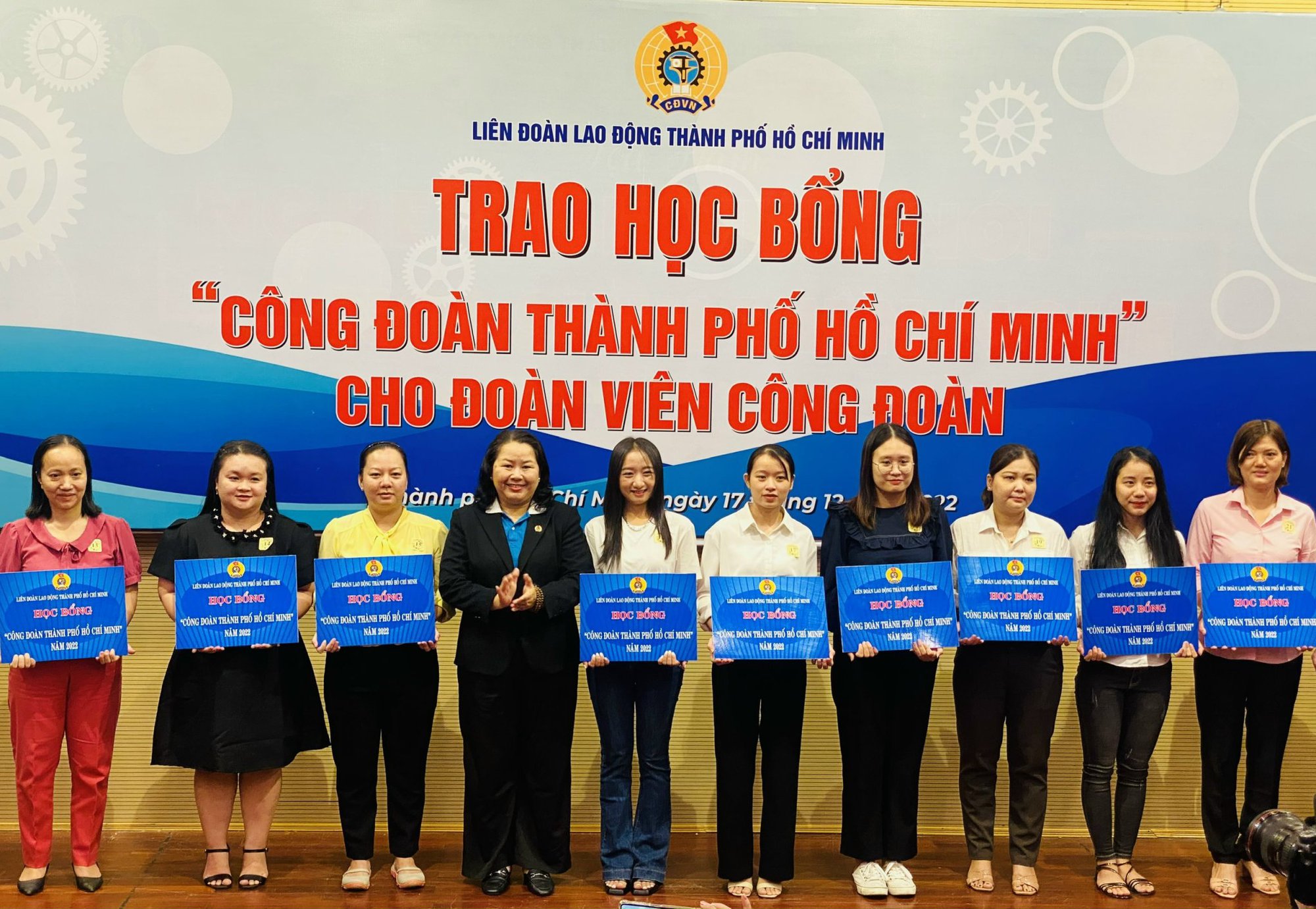 Liên đoàn Lao động TP.HCM trao học bổng cho công đoàn viên  - Ảnh 1.