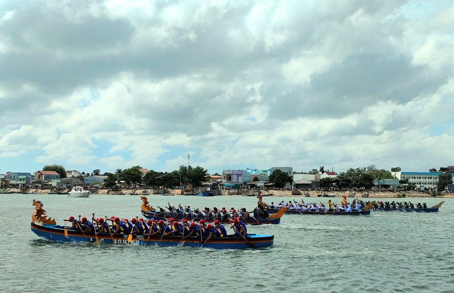 Hơn 200 ngư dân từng bừng tranh giải đua thuyền trên Đầm Nại ở Ninh Thuận  - Ảnh 3.