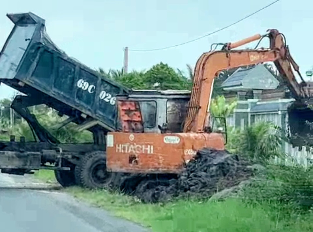 Khai thác đất ruộng trái phép rầm rộ địa bàn giáp ranh Cà Mau – Bạc Liêu - Ảnh 2.