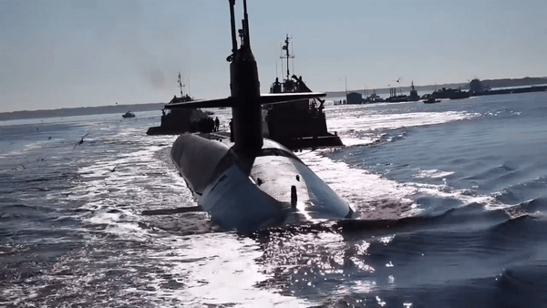 Tàu ngầm nguyên tử mạnh nhất thế giới của Mỹ dàn hàng cùng đồng minh trên biển - Ảnh 2.