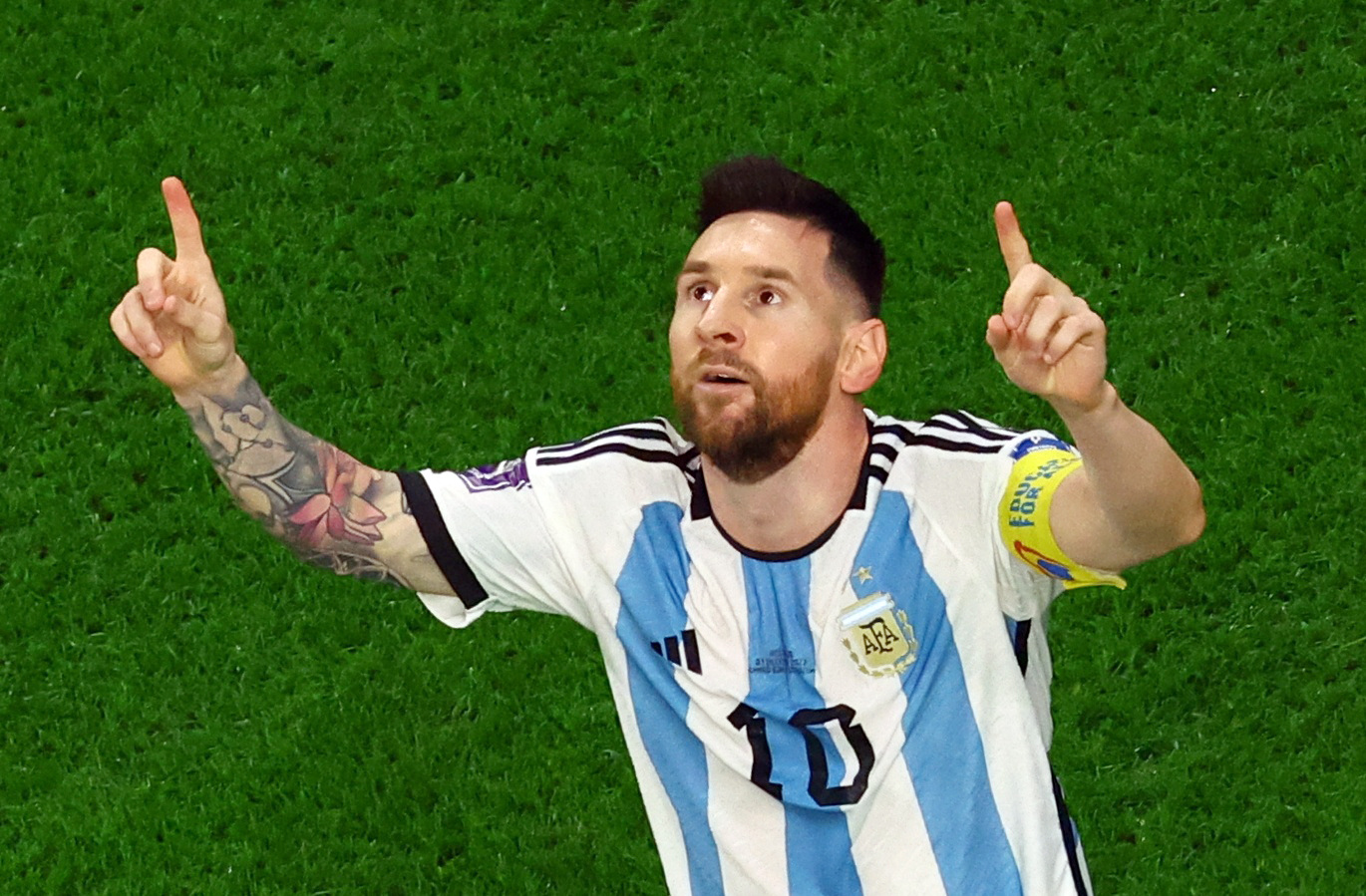 Xem hình ảnh Messi viết tâm thư cảm động sau trận chung kết World Cup, hãy để cho những dòng tâm sự của anh ta mang lại cảm hứng và sự động viên cho bạn. Nhìn thấy Messi giữa những cảm xúc khác nhau sẽ giúp bạn thấy rằng thậm chí cả những người thành công nhất như anh ta cũng đôi khi cảm thấy bất định.