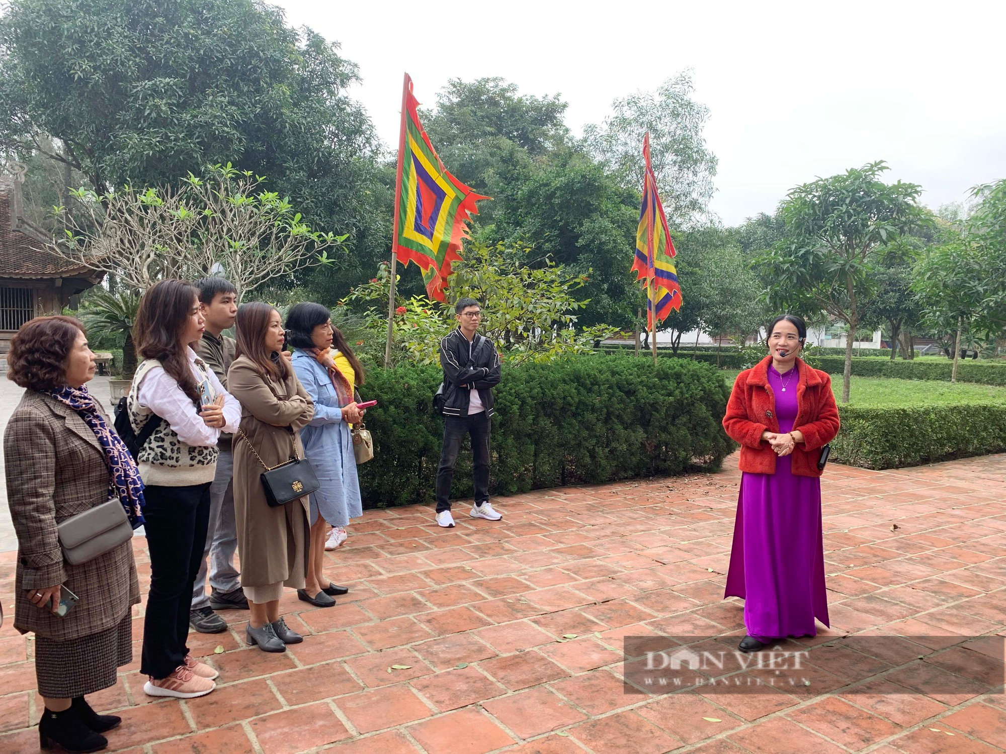 Hút du khách bằng diễn xướng, nảy Kiều, bói Kiều trong khu nhà tưởng niệm Đại thi hào Nguyễn Du - Ảnh 2.