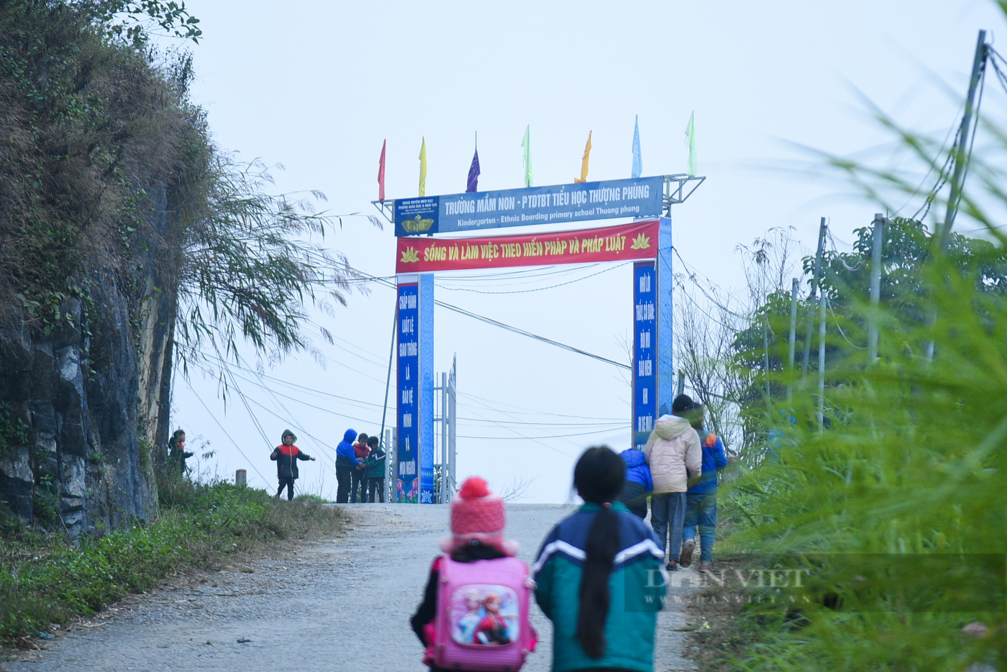 Cuộc sống hàng ngày của trẻ em vùng biên dưới thời tiết giá lạnh - Ảnh 3.