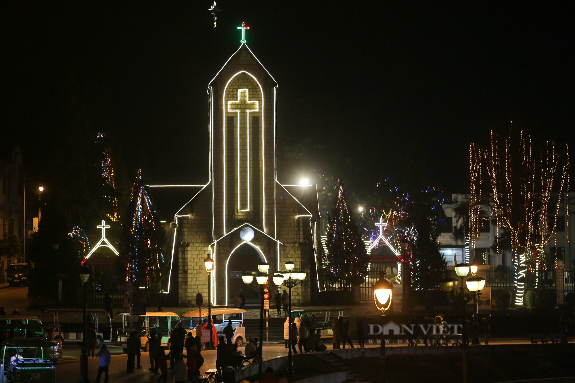 Nhà thờ đá Sa Pa rực sáng trong đêm trước ngày lễ Giáng sinh - Ảnh 1.