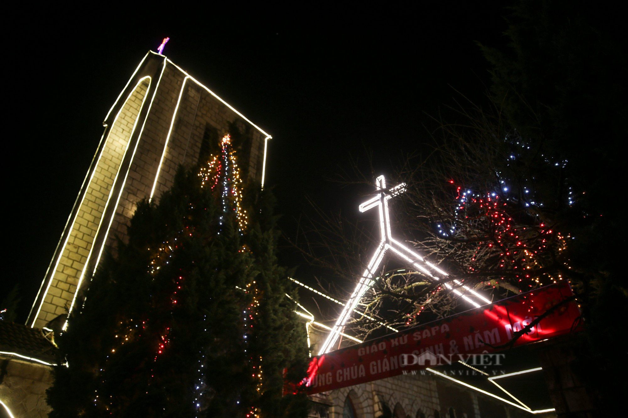 Nhà thờ đá Sa Pa rực sáng trong đêm trước ngày lễ Giáng sinh - Ảnh 2.