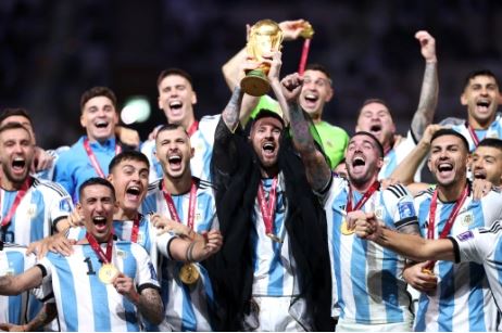 Chào mừng bạn đến với bức ảnh của Messi trong áo choàng đen, đang tươi cười nắm trong tay cúp vàng của World Cup. Không thể bỏ qua hình ảnh này, để cảm nhận được niềm vui và hạnh phúc của ngôi sao bóng đá này khi trở thành nhà vô địch.
