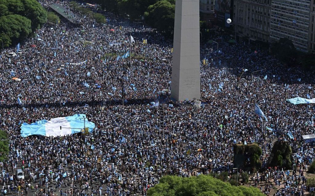 Chùm ảnh: Hàng vạn CĐV Argentina tại Buenos Aires xuống đường mừng chức vô địch World Cup 
