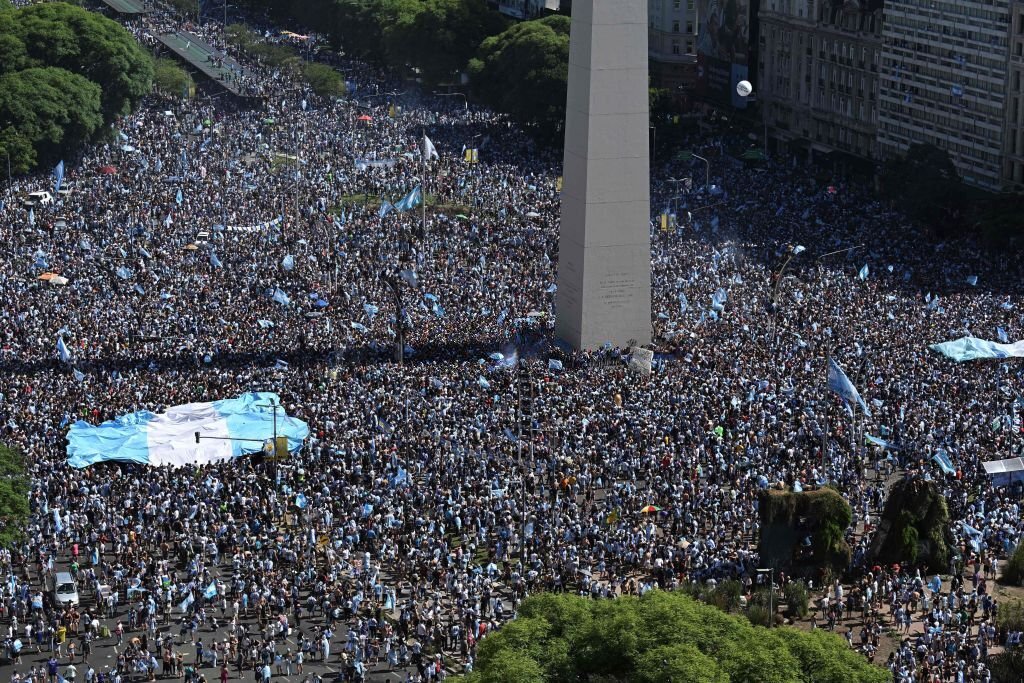 Chùm ảnh: CĐV Argentina ăn mừng chức vô địch World Cup tại Buenos Aires - Ảnh 1.