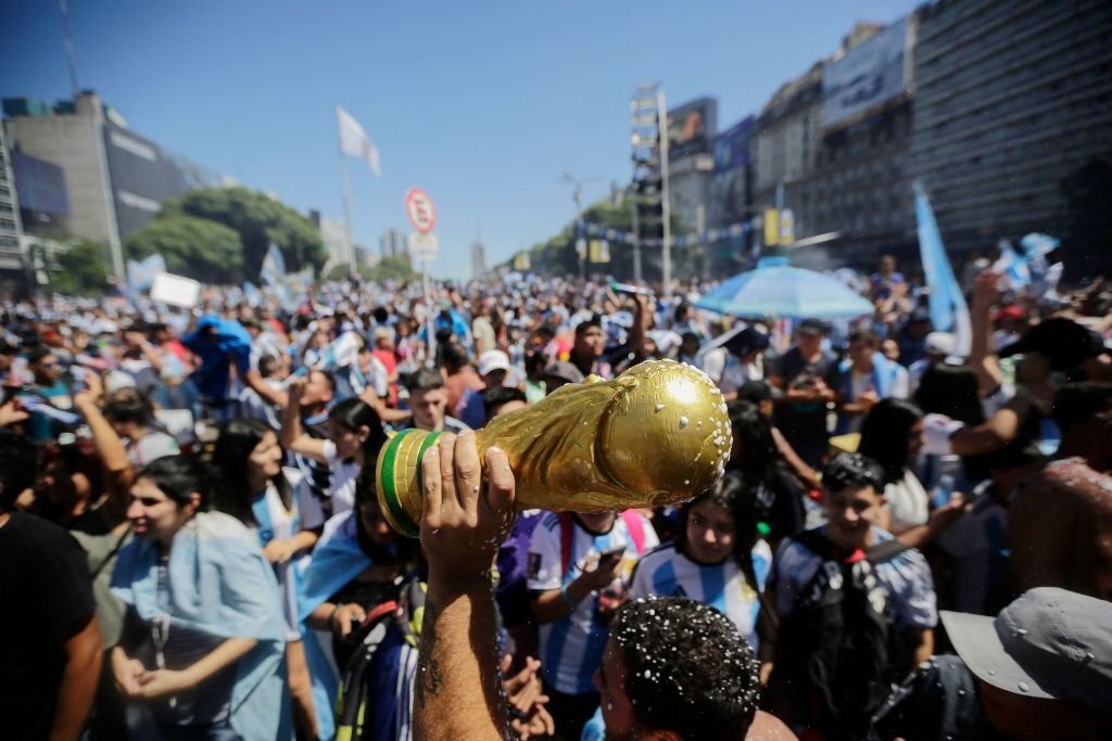 Chùm ảnh: CĐV Argentina ăn mừng chức vô địch World Cup tại Buenos Aires - Ảnh 12.