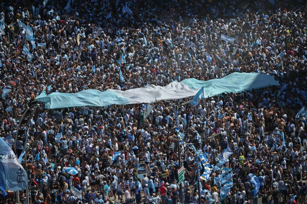 Chùm ảnh: CĐV Argentina ăn mừng chức vô địch World Cup tại Buenos Aires - Ảnh 5.