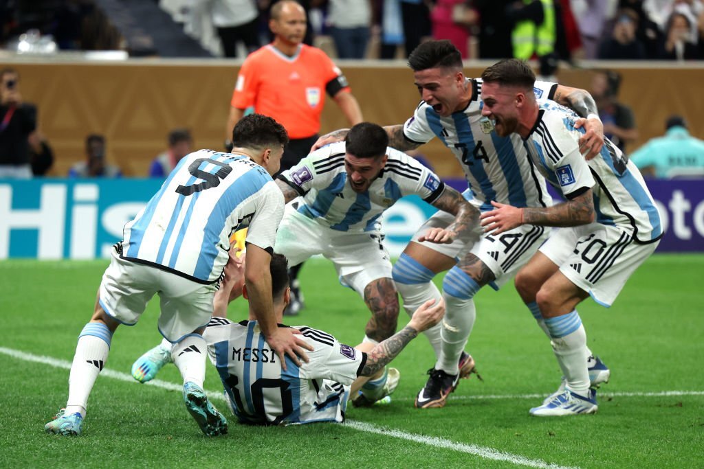 Cúp vàng World Cup 2022 và Argentina là một cặp đôi hoàn hảo. Với sự xuất sắc của Messi và đội tuyển Argentina, cơ hội giành chiến thắng tại giải đấu lớn nhất hành tinh sẽ trở thành hiện thực. Xem hình ảnh này để cảm nhận sự hồi hộp và kỳ vọng của bóng đá Argentina.