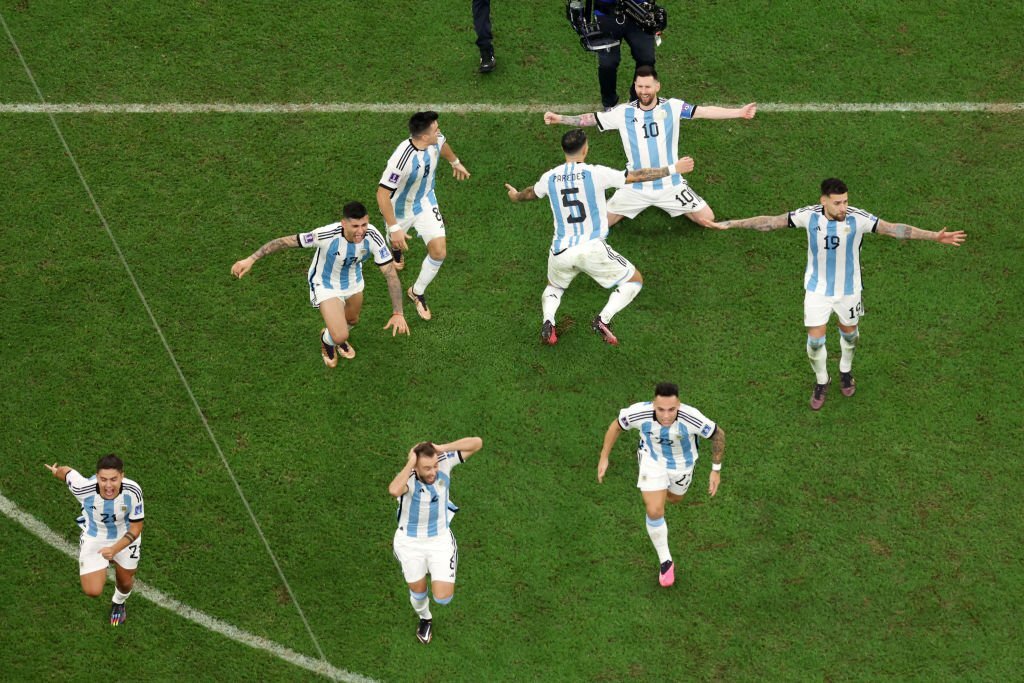 Lập cú đúp giúp Argentina vô địch thế giới, Messi xô đổ nhiều kỷ lục - Ảnh 2.