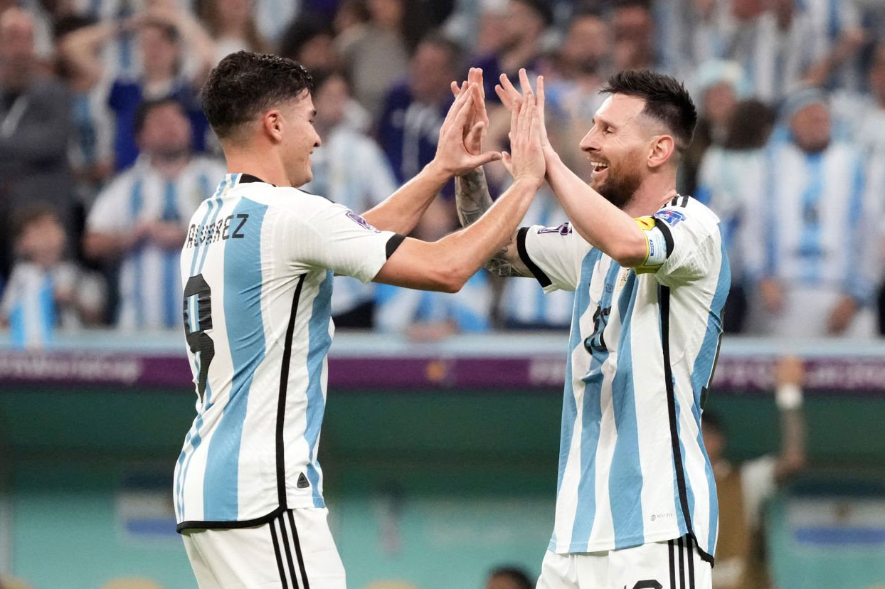Đội hình xuất phát trận Argentina vs Pháp: Julian Alvarez đá cặp với Messi - Ảnh 1.