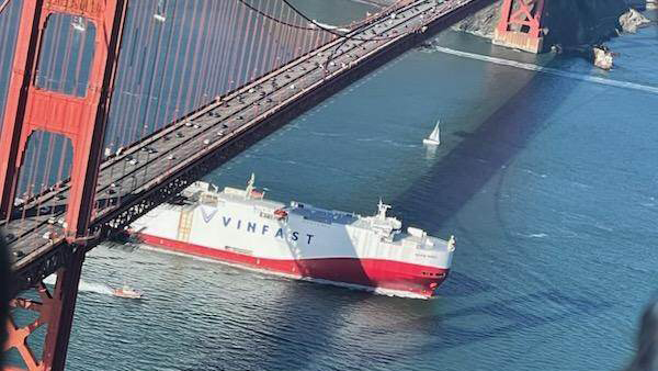 Hình ảnh tàu chở xe điện VinFast VF 8 cập cảng California gây &quot;sốt&quot; - Ảnh 1.