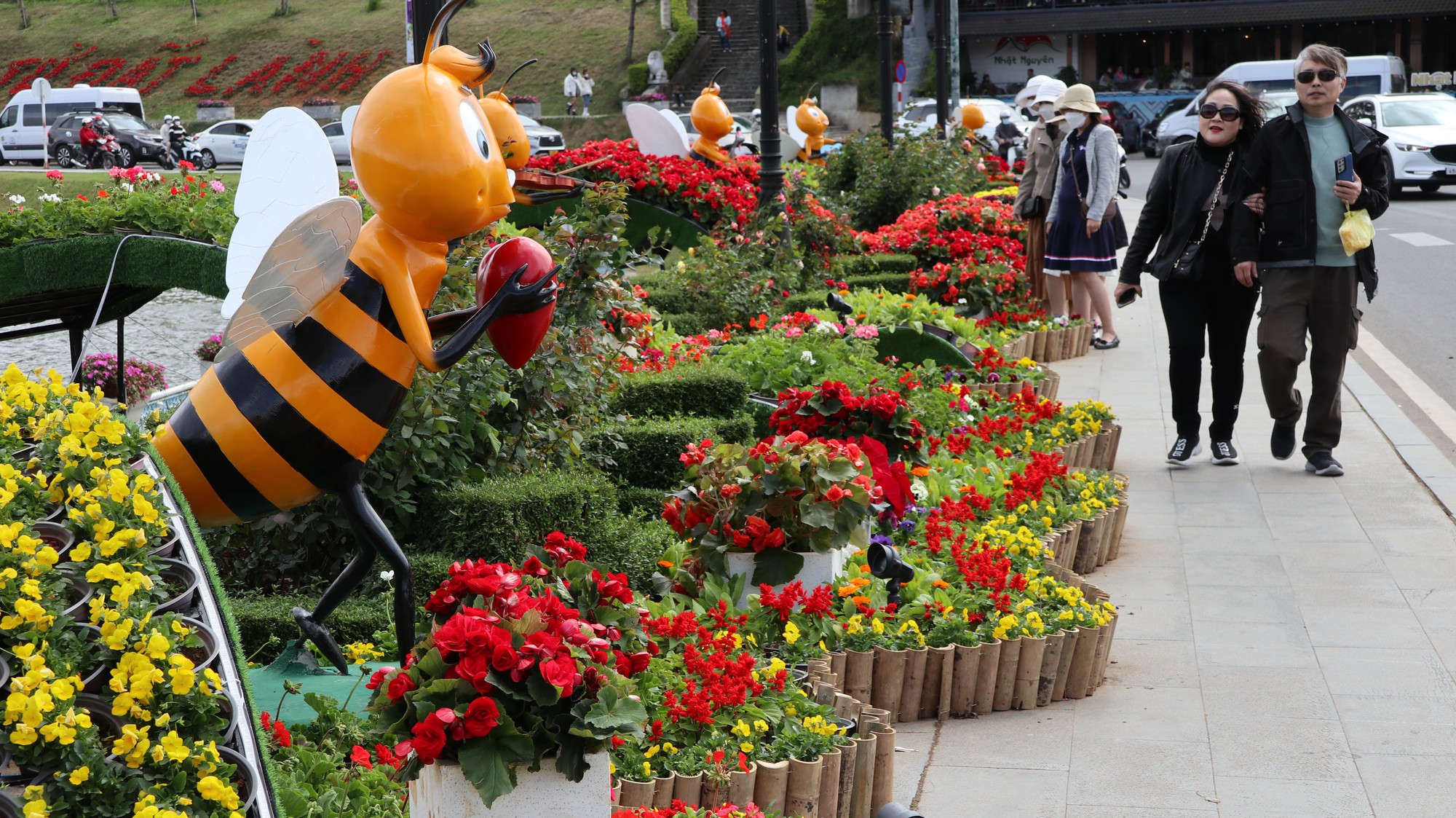 Hơn 12.000 người dân, du khách chịu lạnh tham gia Lễ khai mạc Festival hoa Đà Lạt lần thứ IX - Ảnh 4.