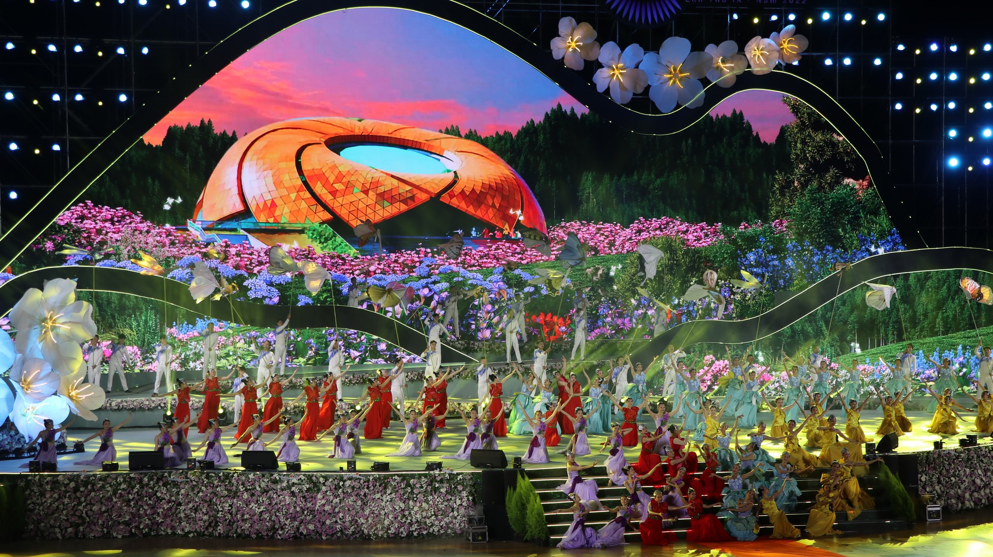 Hơn 12.000 người dân, du khách chịu lạnh tham gia Lễ khai mạc Festival hoa Đà Lạt lần thứ IX - Ảnh 1.