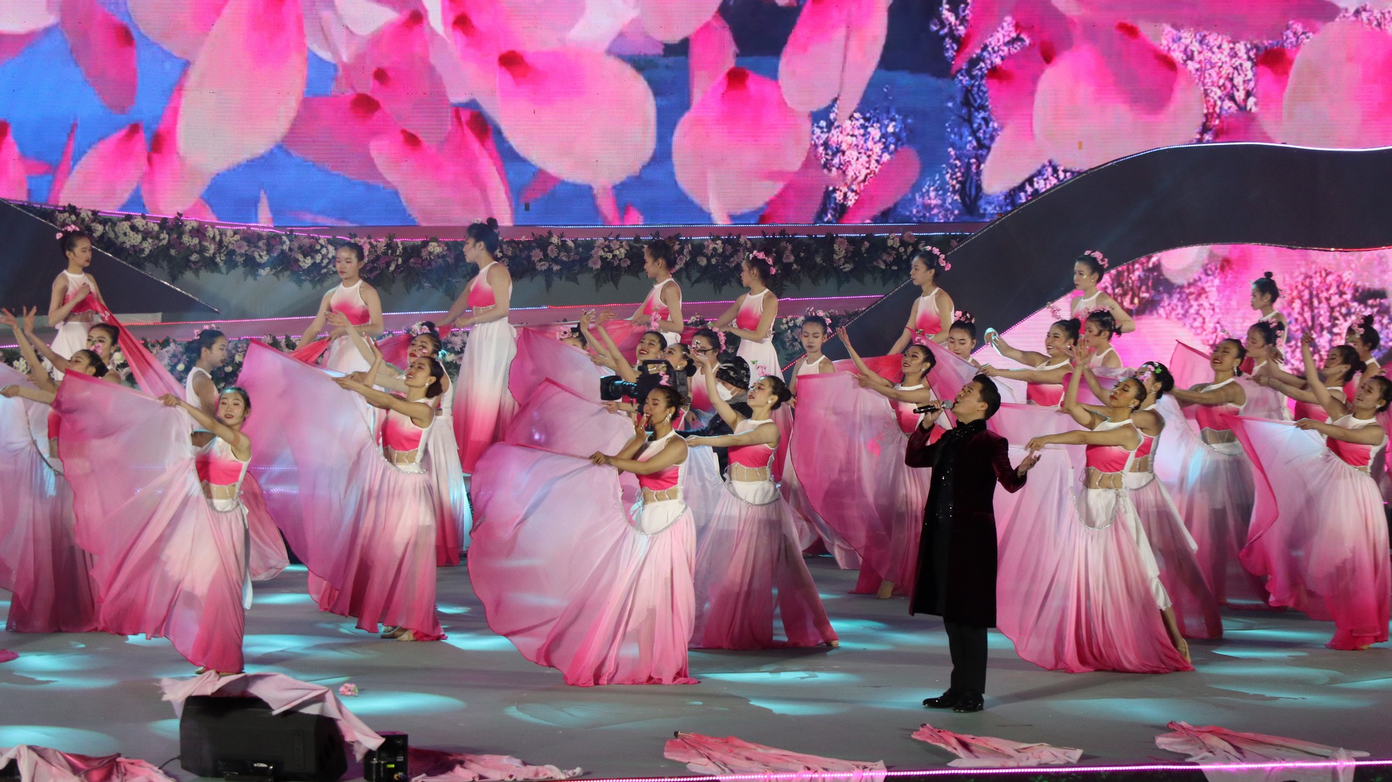 Hơn 12.000 người dân, du khách chịu lạnh tham gia Lễ khai mạc Festival hoa Đà Lạt lần thứ IX - Ảnh 5.