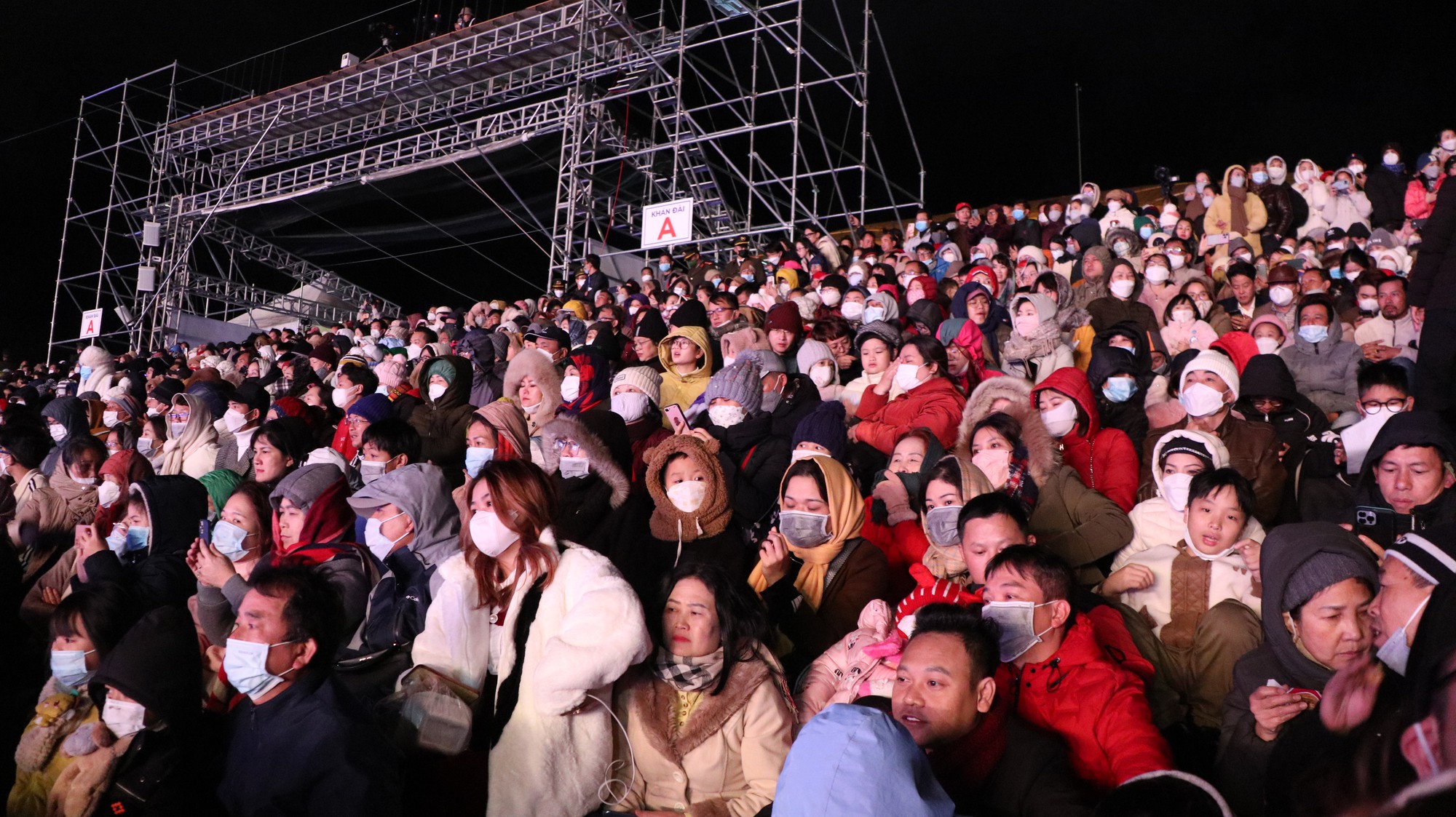 Hơn 12.000 người dân, du khách chịu lạnh tham gia Lễ khai mạc Festival hoa Đà Lạt lần thứ IX - Ảnh 3.