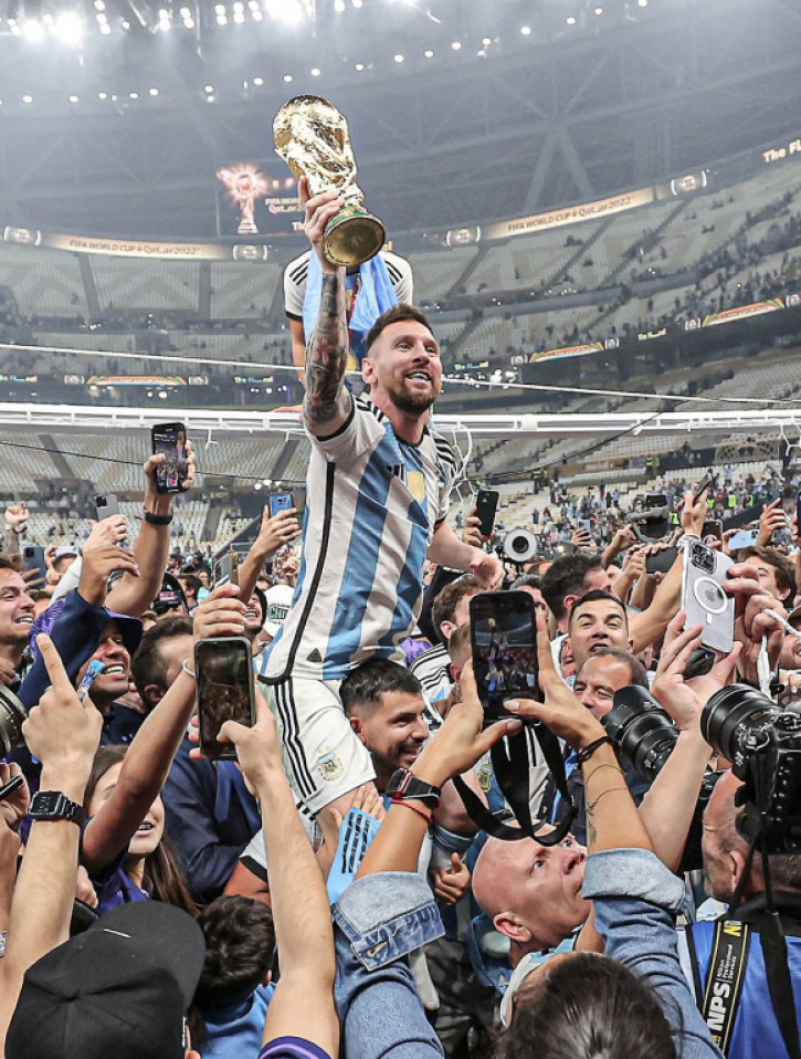 Vô địch World Cup 2022, Messi tái hiện hình ảnh biểu tượng của Maradona - Ảnh 1.