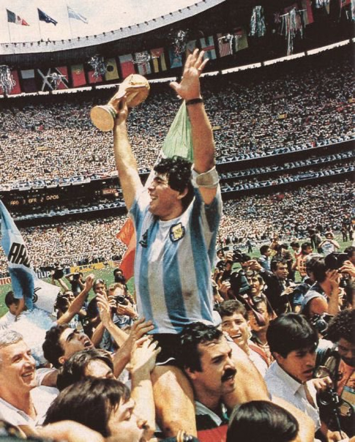 Vô địch World Cup 2022, Messi tái hiện hình ảnh biểu tượng của Maradona - Ảnh 2.