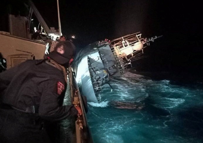 Tàu chiến Thái Lan bị lật, 33 thủy thủ mất tích - Ảnh 1.