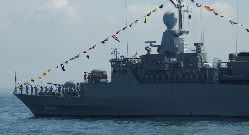 Tàu hộ vệ tên lửa của hải quân Thái Lan bị sóng đánh chìm - Ảnh 6.