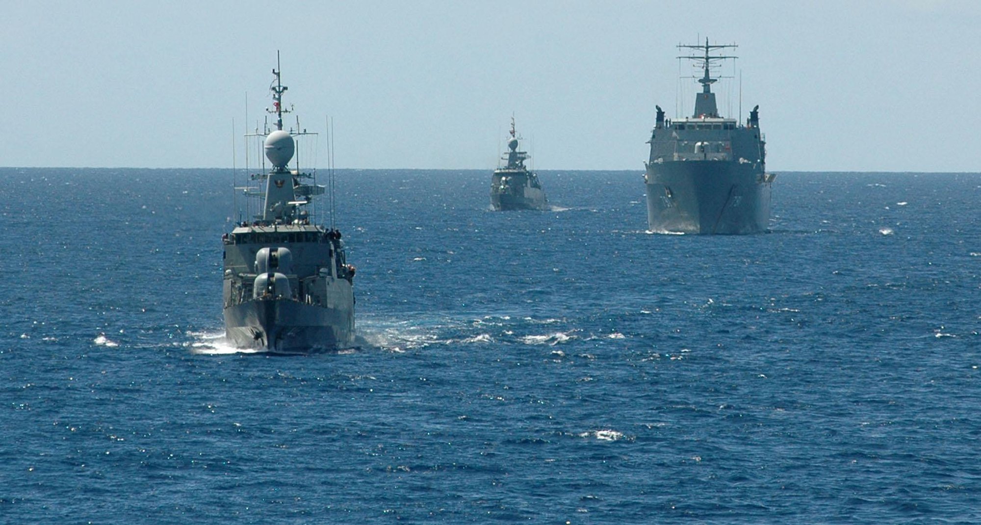 Tàu hộ vệ tên lửa của hải quân Thái Lan bị sóng đánh chìm - Ảnh 7.