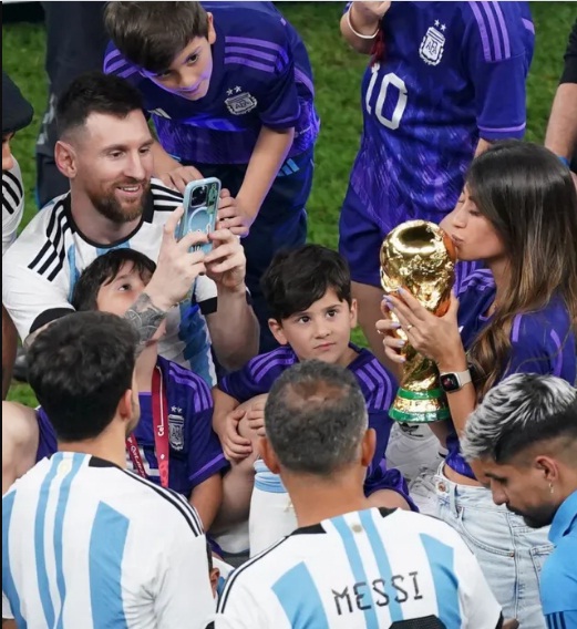 Messi là vị thần bóng đá được truyền thông và người hâm mộ Argentina tán tụng ngợi khen. Hãy xem những hình ảnh liên quan để cảm nhận được tình yêu và lòng tự hào của người Argentina dành cho Messi và niềm hy vọng cùng cảm xúc của những trận đấu World Cup và cúp vàng.