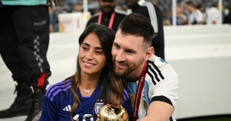 Xúc động hình ảnh Messi cùng vợ và 3 con nâng cúp vàng World Cup 2022