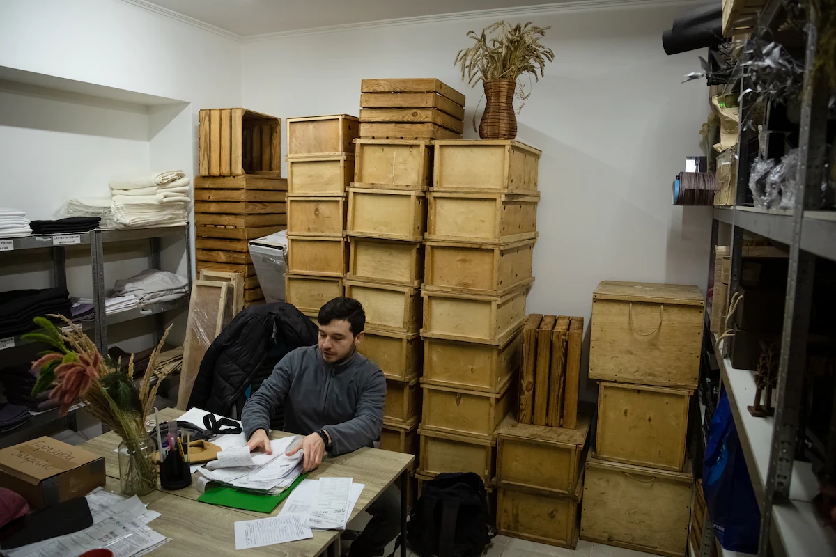 Valentyn Nyzkovolosov tại cơ sở kinh doanh ăn uống của mình ở Kyiv, Ukraine. Ảnh: @Serhiy Morgunov/The Washington Post.