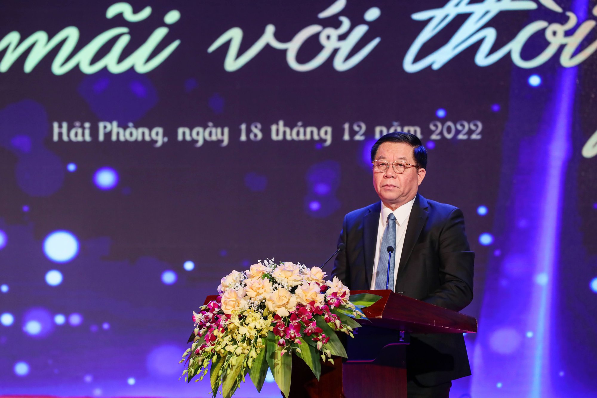 Nhà văn Nguyễn Quuang Thiều: “Văn nghệ sĩ đang cầm bút sáng tạo phải trả món nợ đối với lương tri, với dân tộc” - Ảnh 5.
