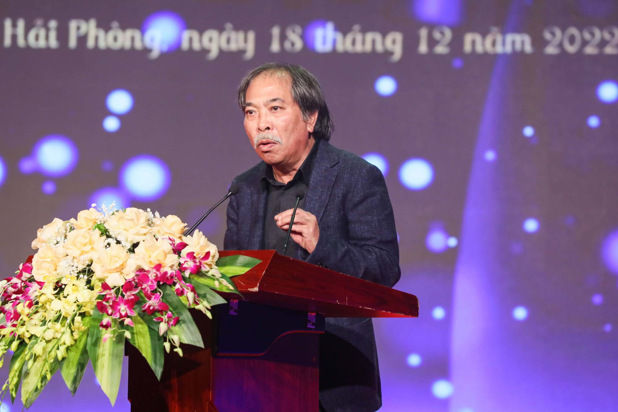 Nhà văn Nguyễn Quuang Thiều: “Văn nghệ sĩ đang cầm bút sáng tạo phải trả món nợ đối với lương tri, với dân tộc” - Ảnh 2.