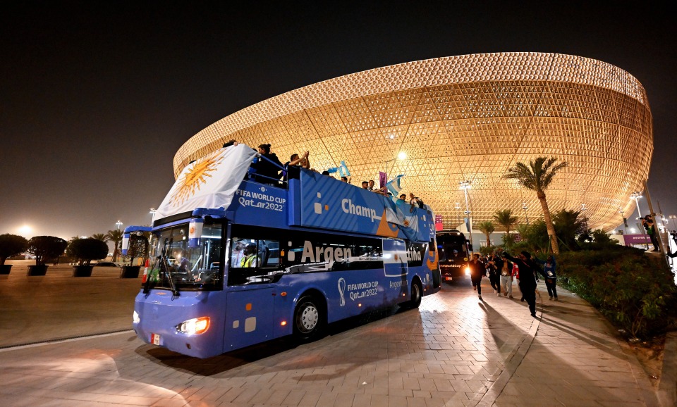 Tân vô địch World Cup Argentina “mở tiệc” ăn mừng trên xe buýt - Ảnh 1.