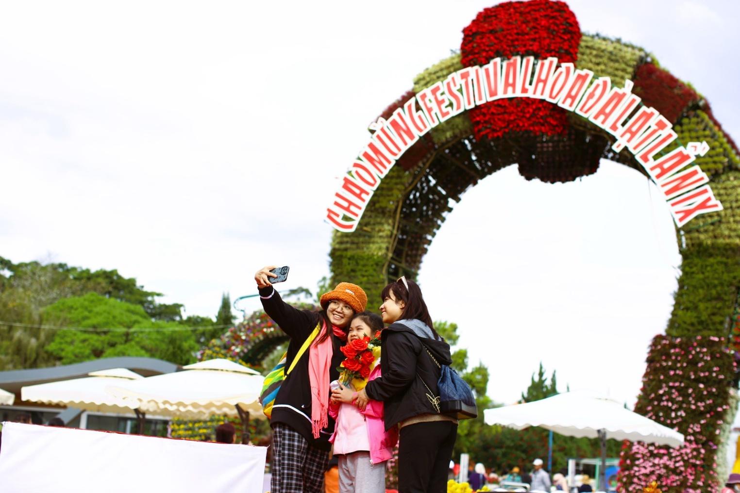 Người dân nô nức checkin tại Festival Hoa Đà Lạt 2022 - Ảnh 1.