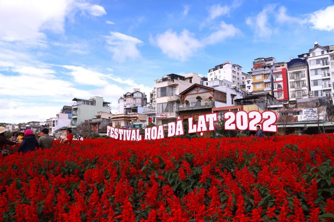 Người dân nô nức checkin tại Festival Hoa Đà Lạt 2022 - Ảnh 2.