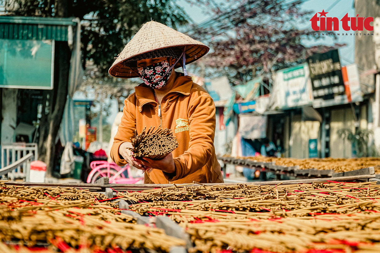 Nhộn nhịp làng nghề làm hương ngày cận Tết - Ảnh 13.