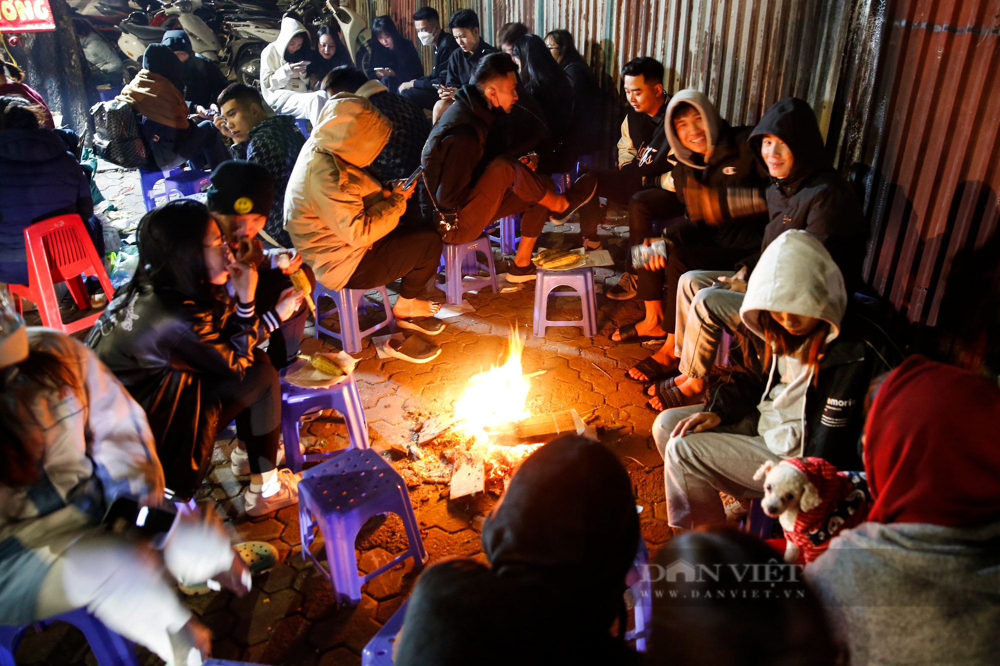 Giới trẻ Hà Nội đổ xô ra hồ Tây sưởi ấm, ăn ngô nướng giữa đêm đông lạnh giá - Ảnh 1.