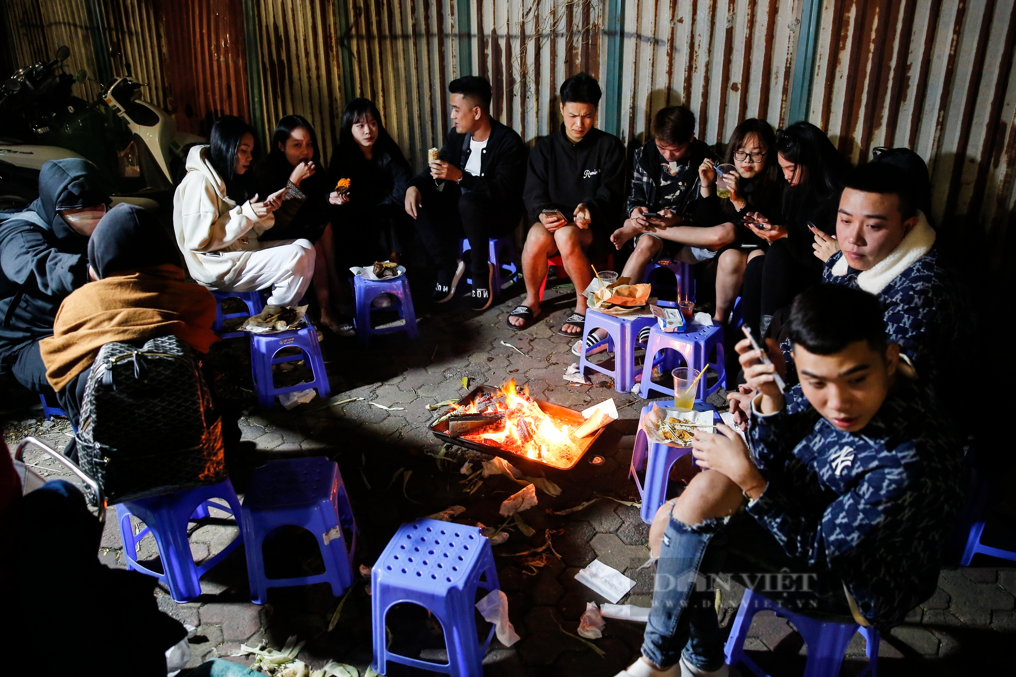 Giới trẻ Hà Nội đổ xô ra hồ Tây sưởi ấm, ăn ngô nướng giữa đêm đông lạnh giá - Ảnh 10.