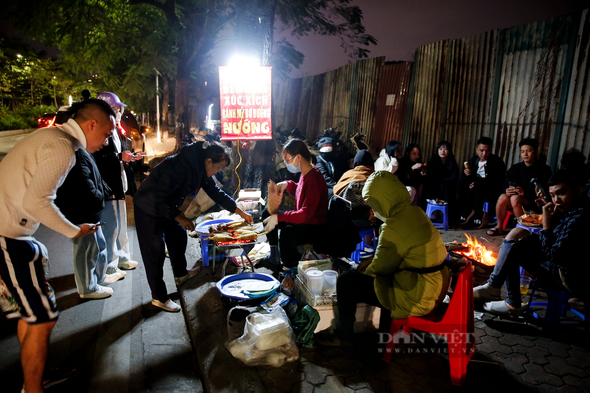 Giới trẻ Hà Nội đổ xô ra hồ Tây sưởi ấm, ăn ngô nướng giữa đêm đông lạnh giá - Ảnh 2.