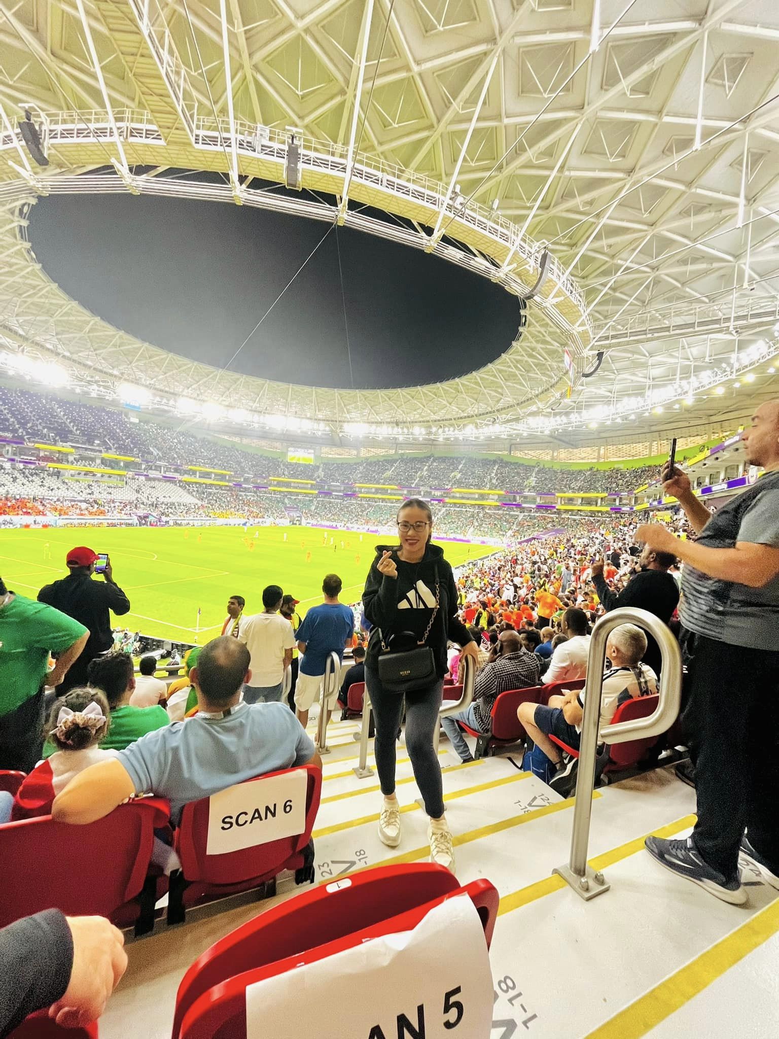 Người Việt ở Qatar mang cờ đỏ sao vàng vào khán đài World Cup: Tình yêu Tổ quốc và thể thao ăn sâu vào tim! - Ảnh 5.