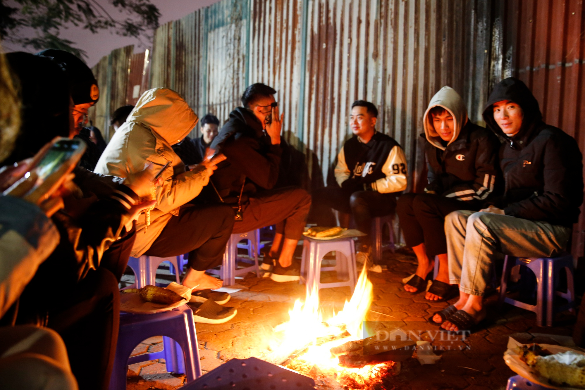Giới trẻ Hà Nội đổ xô ra hồ Tây sưởi ấm, ăn ngô nướng giữa đêm đông lạnh giá - Ảnh 4.