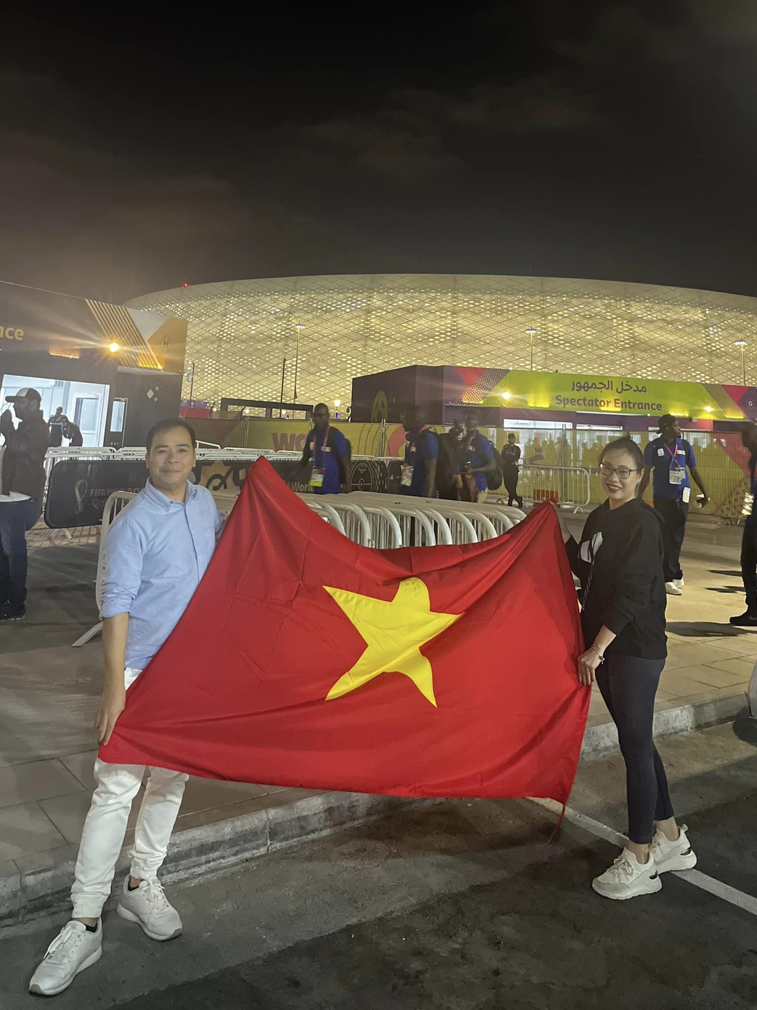 Người Việt ở Qatar mang cờ đỏ sao vàng vào khán đài World Cup: Tình yêu Tổ quốc và thể thao ăn sâu vào tim! - Ảnh 7.