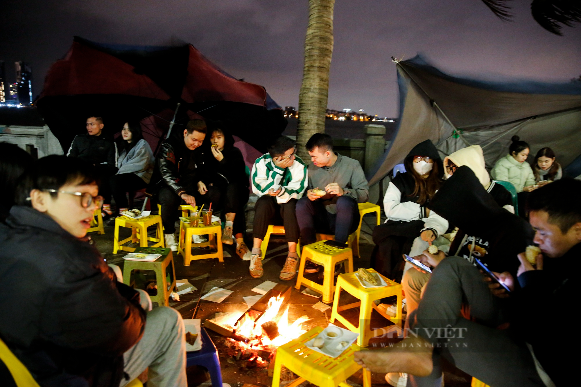 Giới trẻ Hà Nội đổ xô ra hồ Tây sưởi ấm, ăn ngô nướng giữa đêm đông lạnh giá - Ảnh 6.
