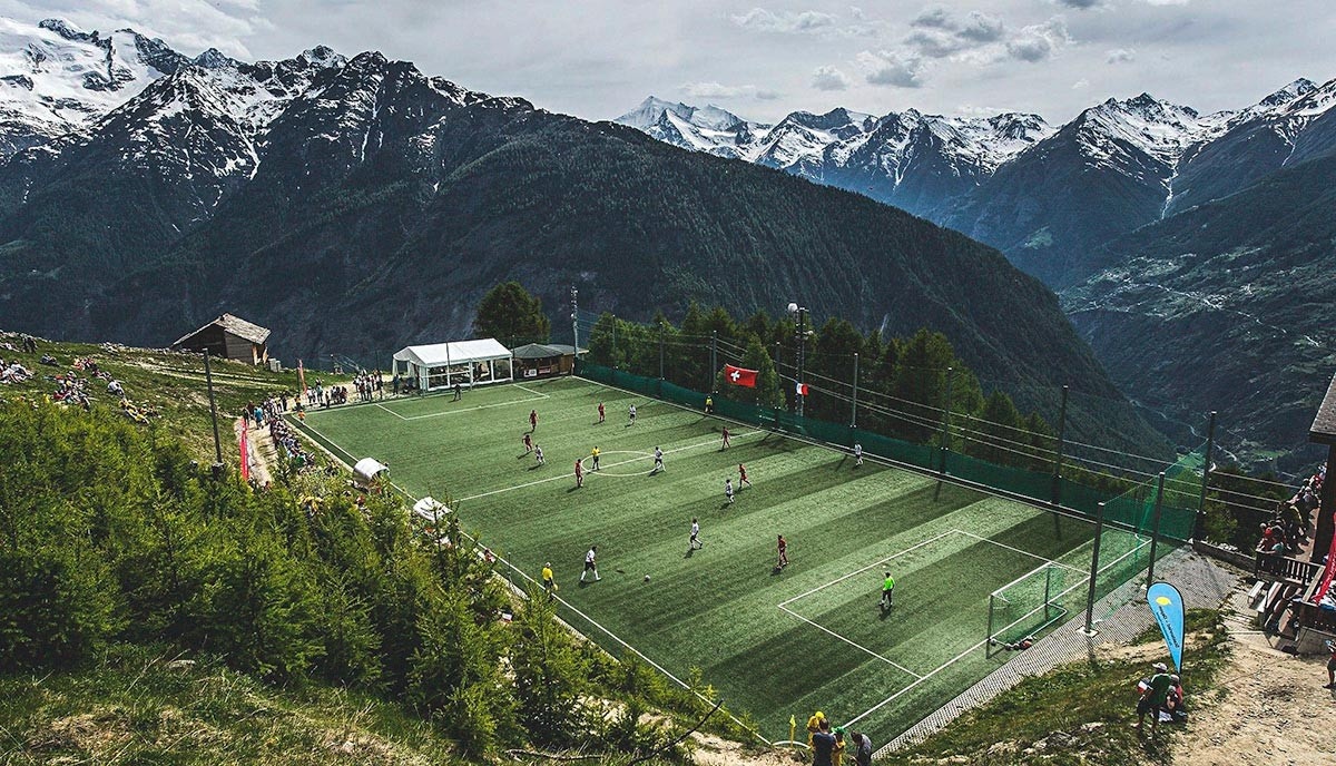 Loạt sân bóng được xây dựng trên sân thượng và nằm cheo leo bên dãy núi Alps - Ảnh 2.