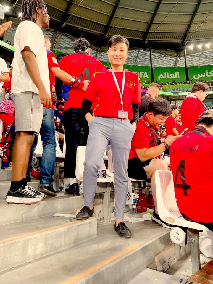 Người Việt ở Qatar mang cờ đỏ sao vàng vào khán đài World Cup: Tình yêu Tổ quốc và thể thao ăn sâu vào tim! - Ảnh 6.