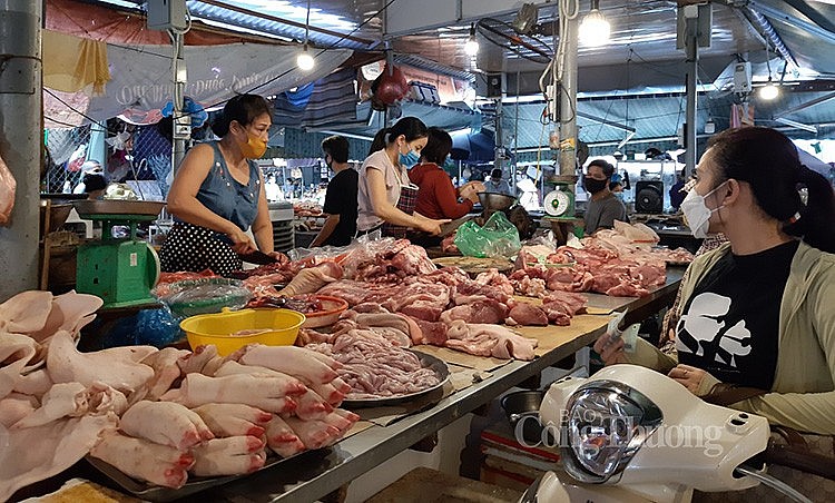 Giá thịt heo cuối năm giảm từ chuồng đến chợ - Ảnh 2.
