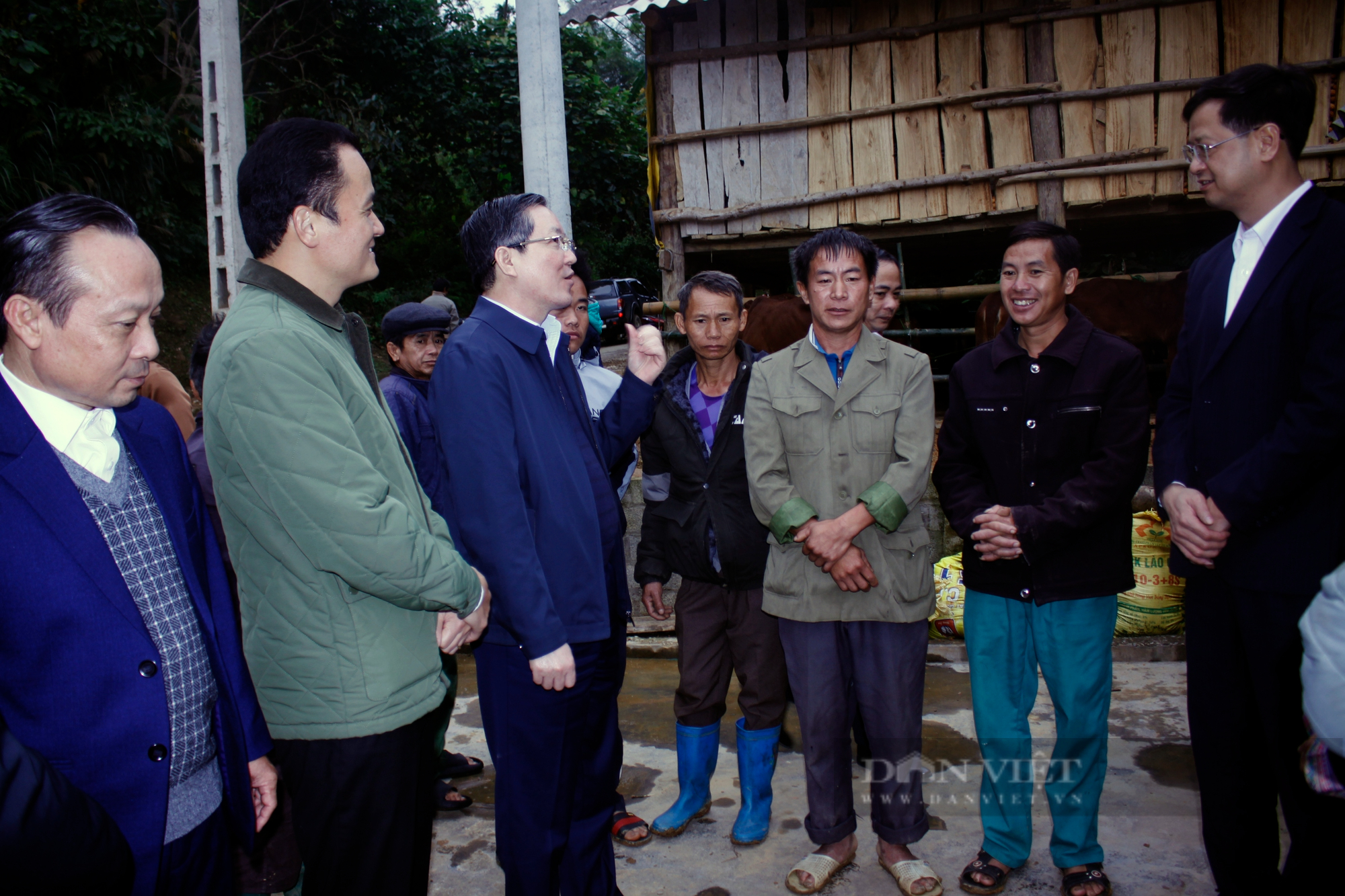 Chủ tịch Hội Nông dân Việt Nam Lương Quốc Đoàn trao tặng bò sinh sản cho hộ nghèo ở Lào Cai- Ảnh 2.